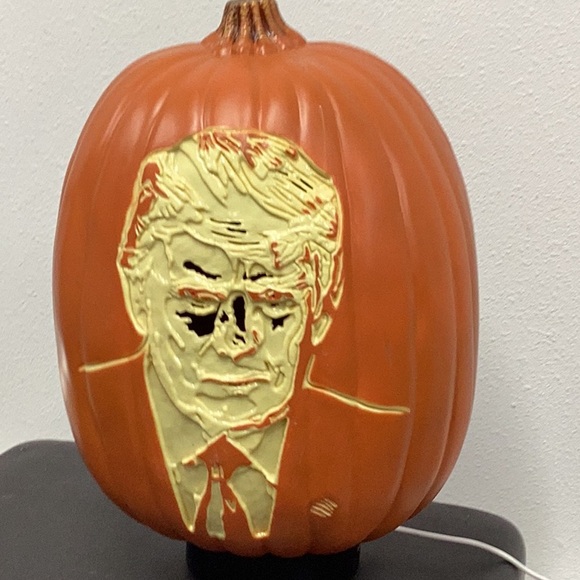 Donald trump illuminated carved pumpkin - Picture 5 of 7